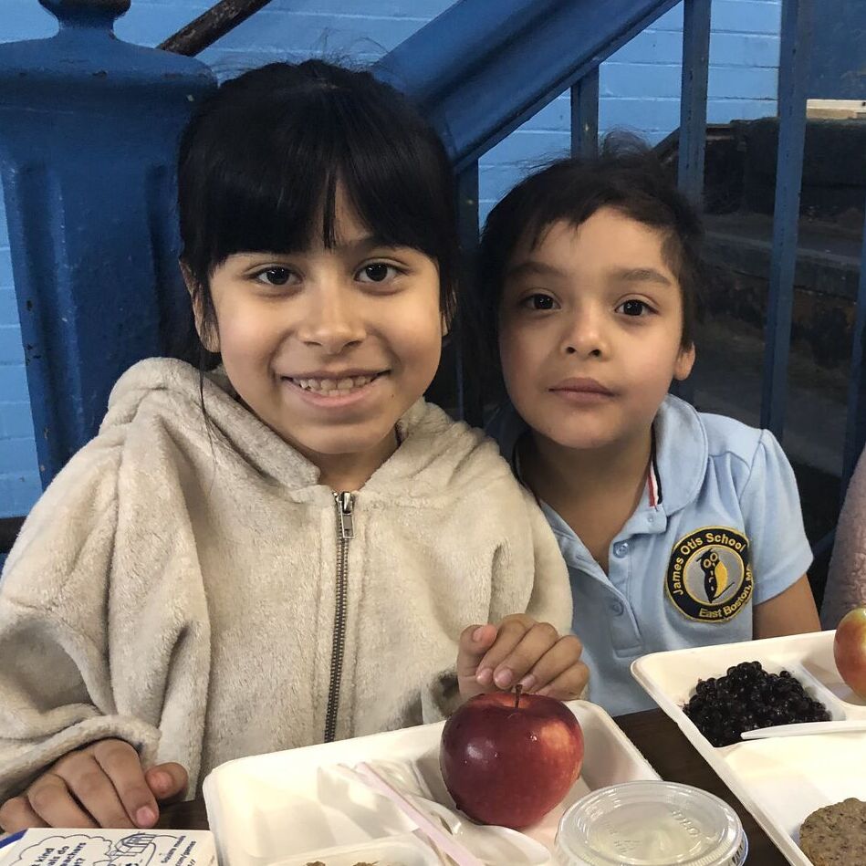 kids eating school lunch
