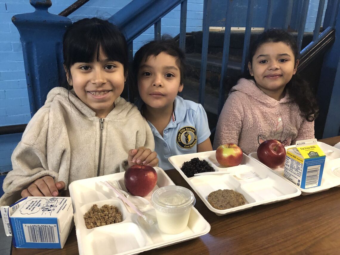 kids eating school lunch